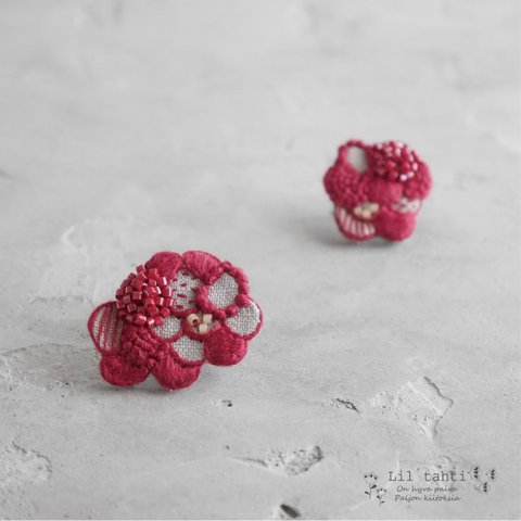 linen urokogumo刺繍ピアス/イヤリング(ボルドー)【受注制作】