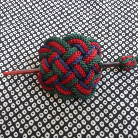 江戸打ち紐で作る飾り結びのヘアアクセサリーかんざしつき（赤×緑×紺）