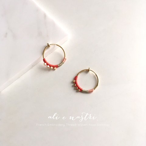 【2018春新色】フランス刺繍糸編込みフープイヤリング／RED CORAL x PINK