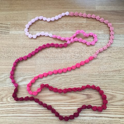 刺繍糸で編んだボールネックレス☆赤