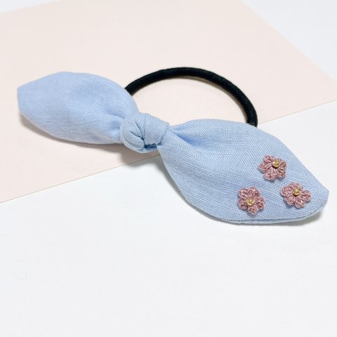 手編みの小さなお花咲くリボンのヘアゴム（水色）