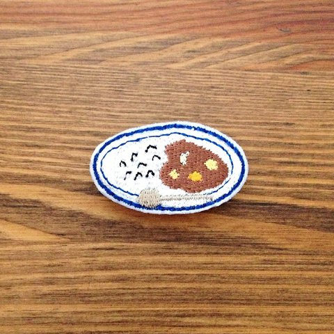 刺繍ブローチ　「カレーライス」