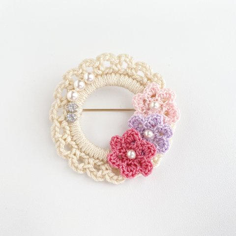 手編み花モチーフとパールのリースブローチ《桜×紫×桃》