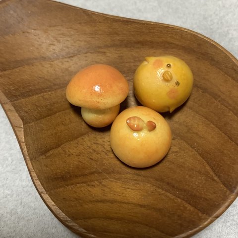 ⑦ パンのマグネット(ミニチュア・樹脂粘土ぱん 3点セット)りんご きのこ とり ヒヨコ
