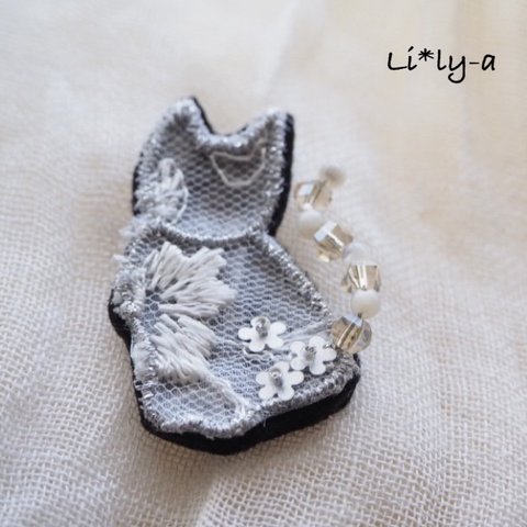 白ねこブローチ②美しいシッポをもつねこ(左向き)＊オートクチュールビーズ刺繍