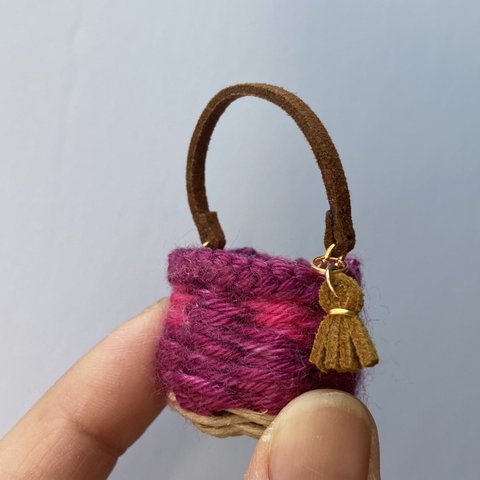 赤と紫の毛糸のカゴバッグ