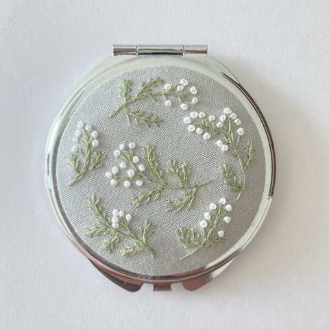 手鏡　刺繍 コンパクトミラー【かすみ草／グレー】