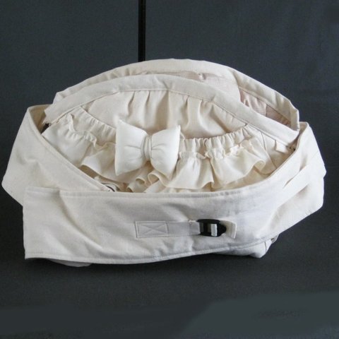 受注製作　Ｍサイズ　小型犬用　フリル付き　肩ベルト１００センチ アジャスター付き、　生成りプレーンキャンバス(帆布)素材　スリングバッグ　