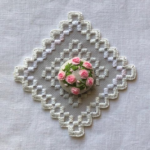 「バラのリース」刺繍ブローチ