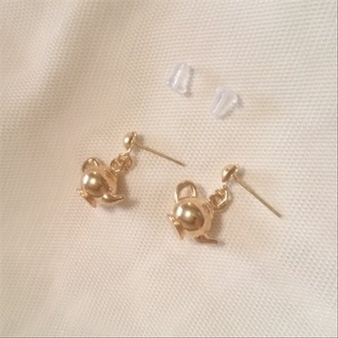 コロンとかわいい茶釜 ピアス 樹脂フック / 樹脂イヤリング 変更可能