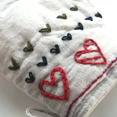 リネン調の鍋つかみ　ハートの手縫いの刺繍　生成り　