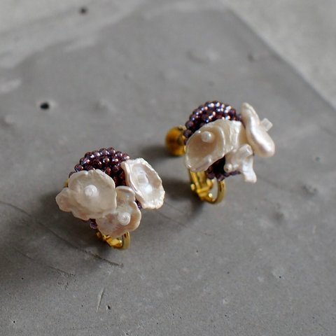gyutto - petal pearl  Ⅱ -　⁂  ビーズ刺繍　小ぶり　ピアス　イヤリング　パープル　紫