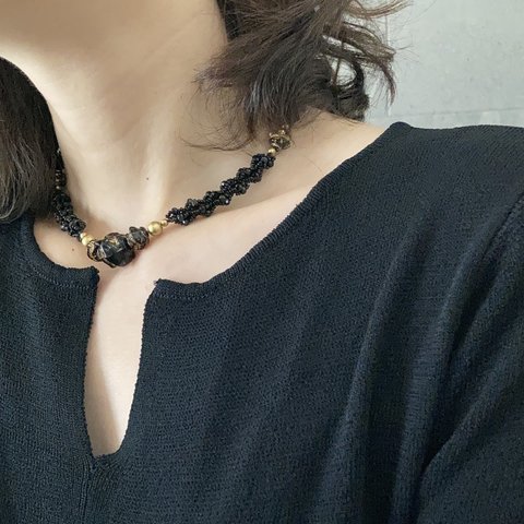 BLACK CUT GLASS NECKLACE