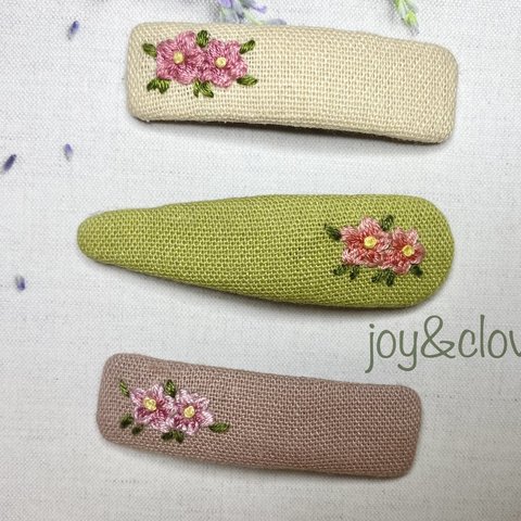 小花刺繍の刺繍パッチンピン