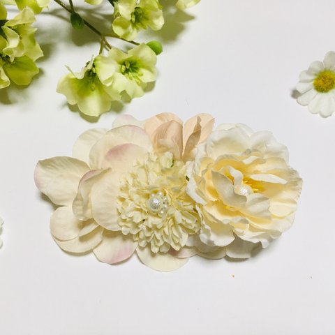 お花たっぷりバレッタ white