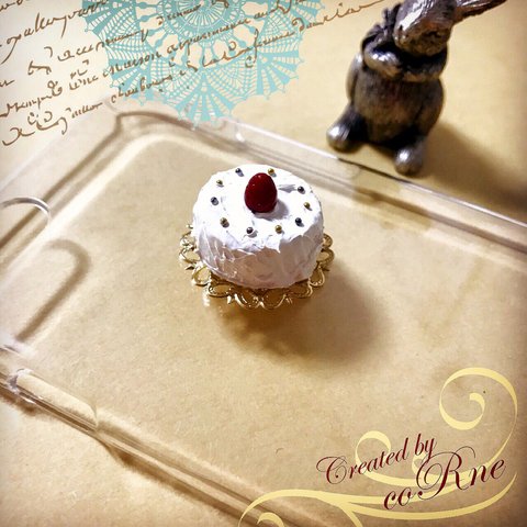 ”Strawberry on the Shortcake” 金のレースプレートといちごのショートケーキ iPhoneケース/カバー