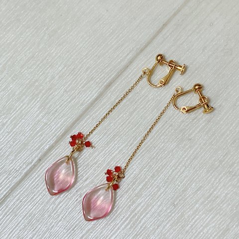 クリアピンクの花びらイヤリング/ピアス