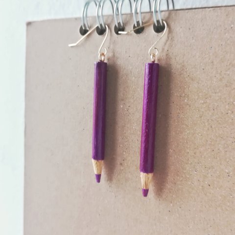 グレープ バイオレット 色鉛筆ピアス✎、【七色えんぴつ】紫色 塗り絵