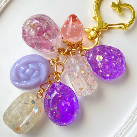 いちごとドロップのキーホルダー　お花入りパープル