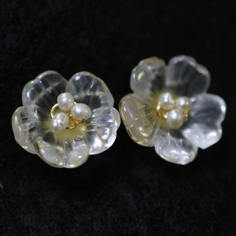 水晶と真珠のフラワーピアス（14.5mm・チタンポスト）