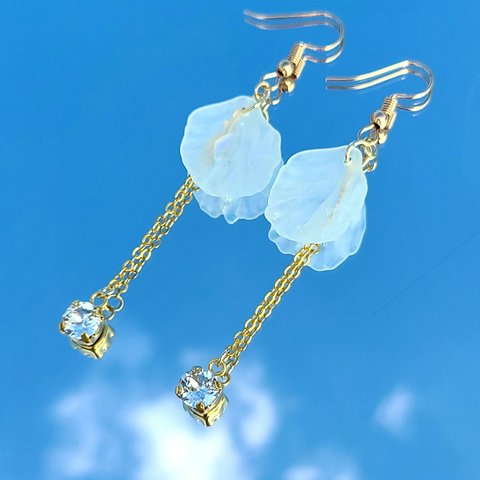 【雨上がりの花】　花びらピアス　花びらイヤリング　花アクセサリー　スワロフスキー