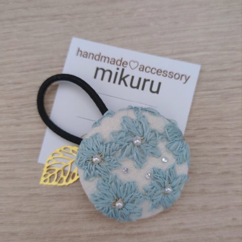 春 ꫛꫀꪝ♡ お花刺繍レース ヘビーブルー アイボリー レース重ね くるみボタンヘアゴム 極小パール ラインストーン リーフチャーム付き 母の日