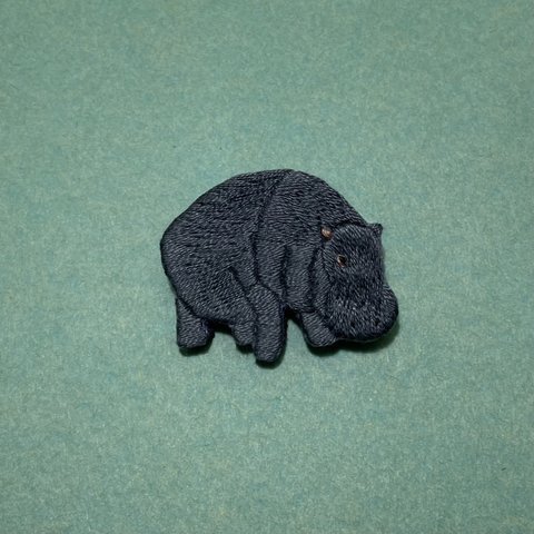 たたずむ大きなカバの手刺繍ブローチ