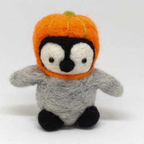 ハロウィン かぼちゃの被り物ペンギン君 2023