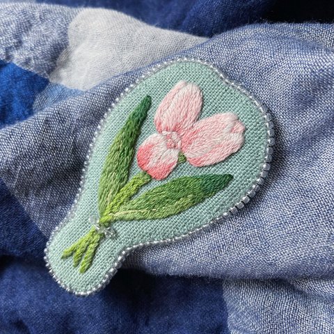 チューリップの手刺繍ブローチ