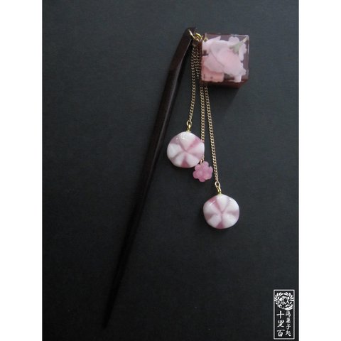 桜の錦玉羹と飴の漆簪、四角