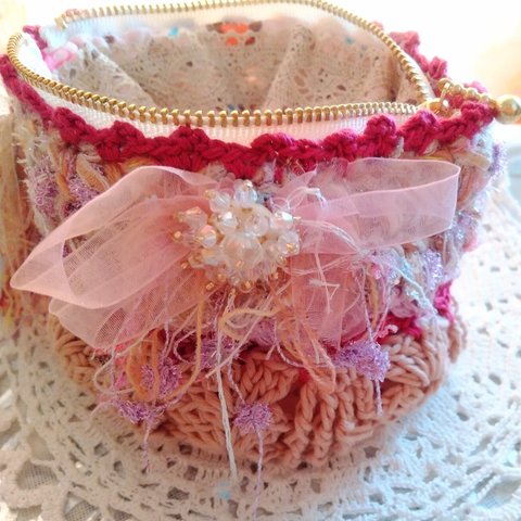 【母の日応援  30%OFF　】✰  宝石箱の様なポーチ・タッセル&オーガンジーリボンにビーズ刺繍を添えて・かぎ針編み