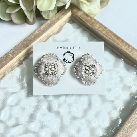 ハナミズキの手刺繍ピアス【グレー】