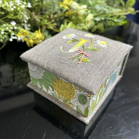 イニシャル手刺繍のbox『Ｊ』