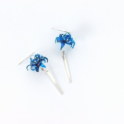 青 彼岸花 ピアス（イヤリング）Blue ゆらゆら  着物 和装 マニキュアフラワー ディップアート ワイヤーアクセサリー 片耳