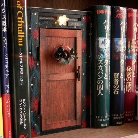 ROOM NO.002 秘密の入り口のBOOK NOOK　アザミ