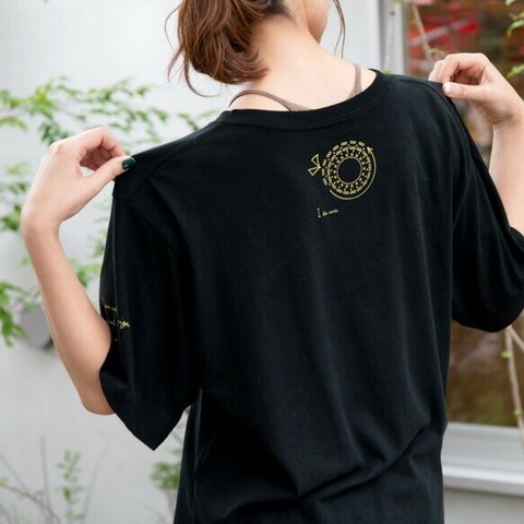 咲き編みの輪オーバーサイズTシャツ｜ブラック×ゴールド