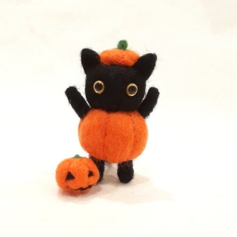 羊毛フェルトのハロウィン飾り　黒猫のかぼちゃオバケちゃん