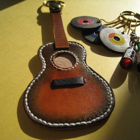 ギター型キーホルダー（革製）１