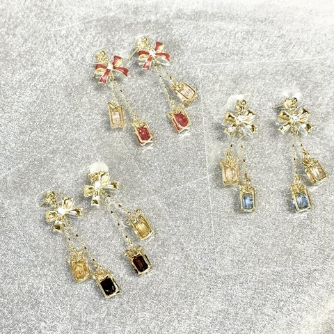 揺れるリボン🎀プレゼント🎁ピアス/青🩵水色🩵ライトブルー🩵