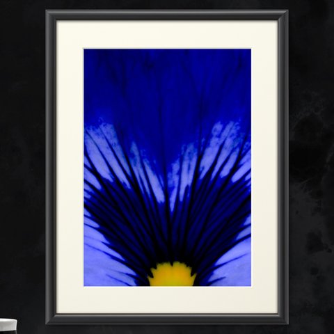 『原画』華麗に咲き広がる花が神秘的なダークな青い宇宙や銀河、深海や秘境を感じさせる花の細胞模様 グラフィック絵画
