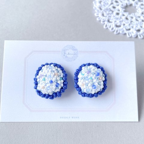 モザイク刺繍のイヤリング：White &  Blue ( ホワイト & ブルー )：