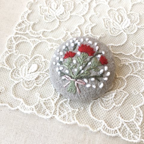 【受注製作】カーネーションの刺繍ブローチ 赤色 フランス刺繍