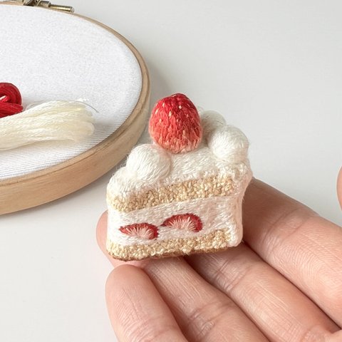 【b】本物そっくり＊刺繍糸でできた苺のショートケーキ