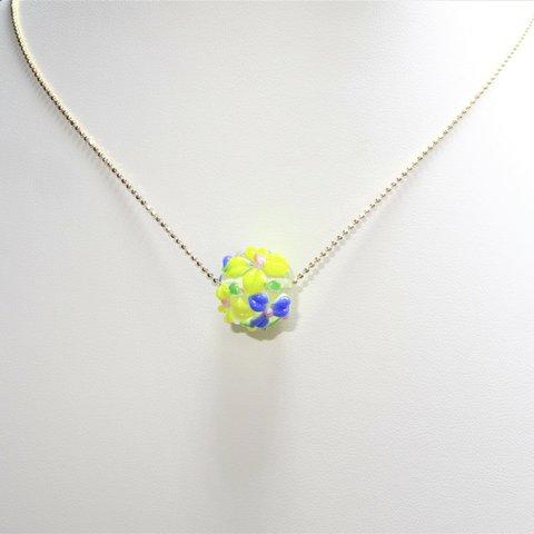 立体的🌸青と黄色のお花のトンボ玉 ( 約18㎜ )ネックレス