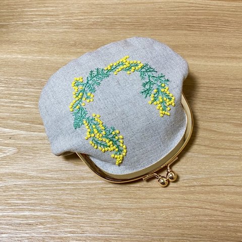 ミモザ刺繍のがま口ポーチ