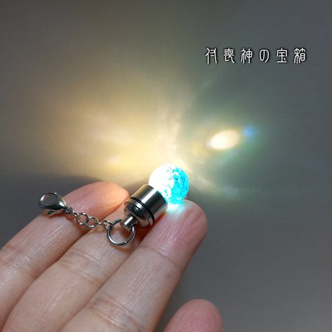 小さな銀のソケットランプ★電球色LED・12mm半分青色クラックビーズ★極小ボタン電池AG1（LR621）×3個内蔵、配線不要、電池交換可能★光るミニチュア★裸電球・LEDライト1灯・ドールハウス