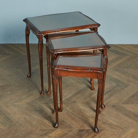 [送料無料][78649]英国 クラシック ガラストップ ネストテーブル ブナ 猫脚 サイドテーブル ローテーブル 3連 飾り台 イギリス オケージョナル