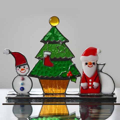 ステンドグラス　クリスマスツリー　とサンタさん　雪だるま