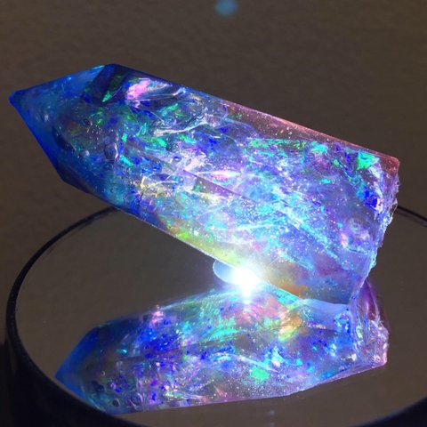 自然界ではありえない虹色に輝く鉱石レジン