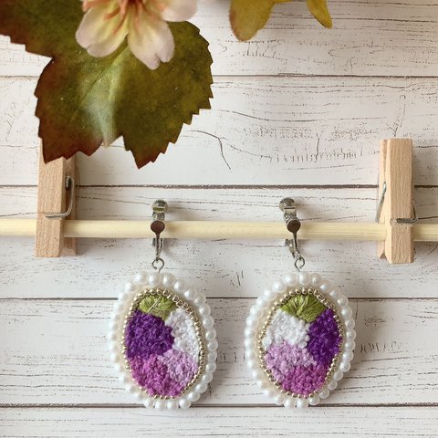 揺れる紫陽花の刺繍イヤリング